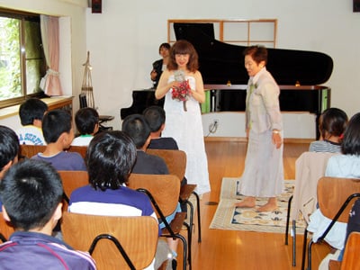2010年5月26日「小学生のための音楽教室」ピアノ独奏・解説：杉谷昭子